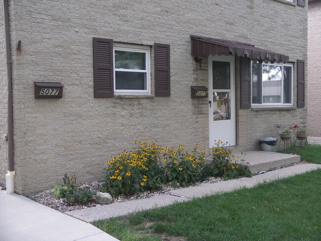 Building Photo - 5077 N 126th St Unit 3BR / 1 BA duplex - Pets OK