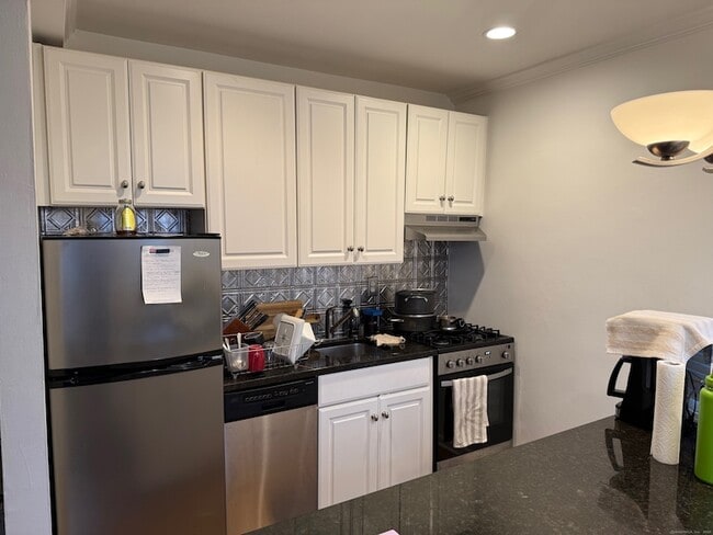 Building Photo - 39 Glenbrook Rd Unit APT 5J