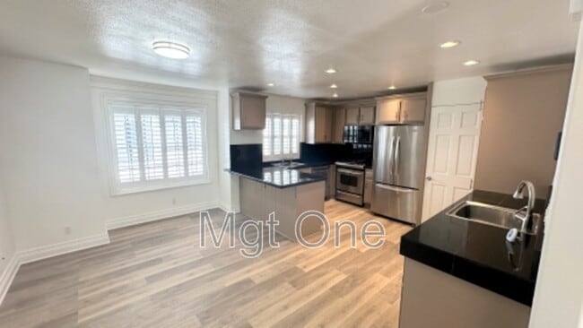 Photo - 819 W 15th St