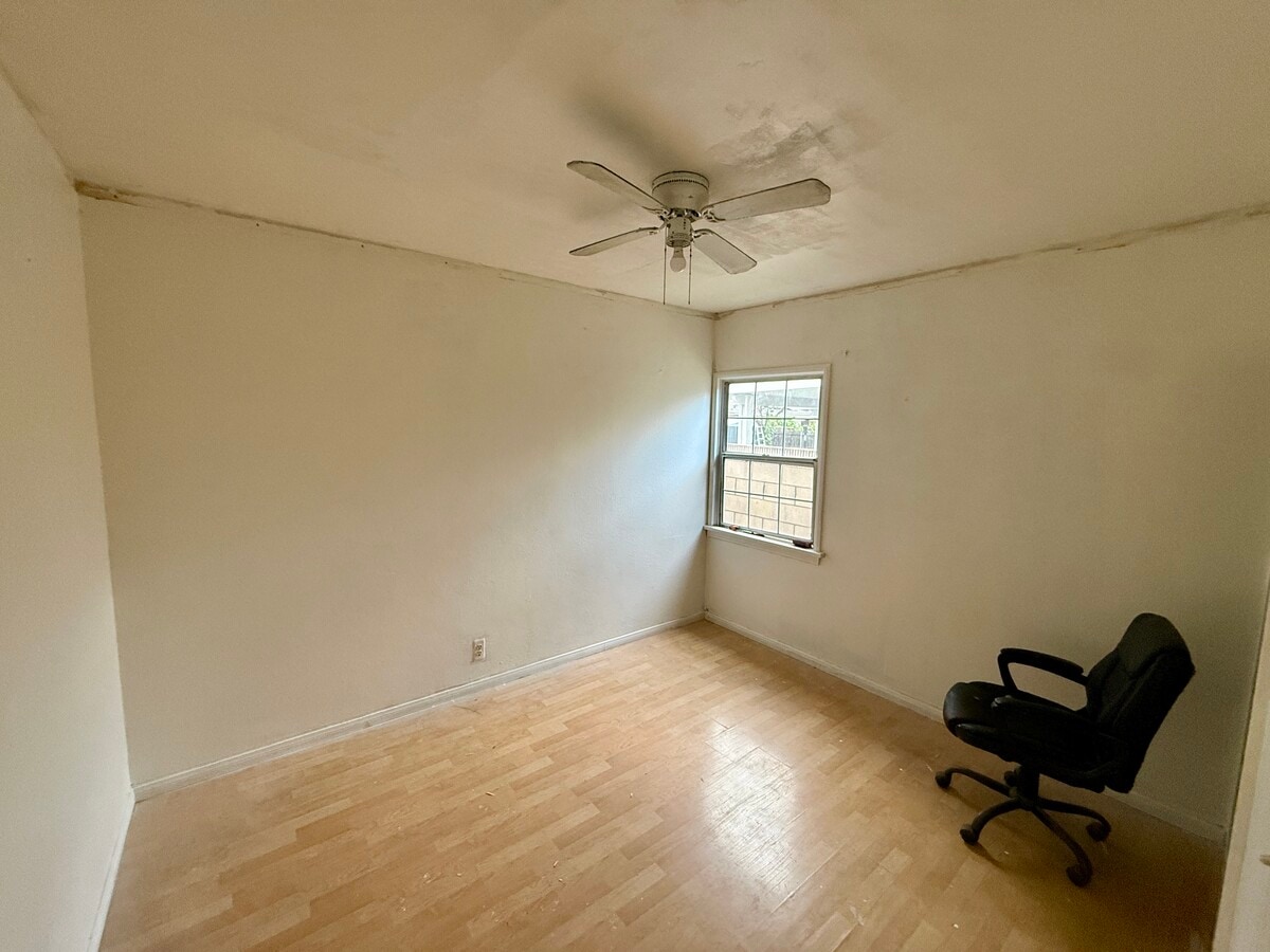 Photo - 707 N Baker St