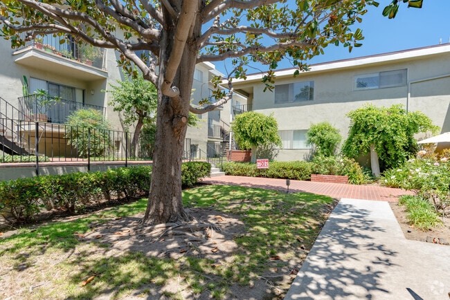 Patio - 6335 Comstock Ave Apartamentos