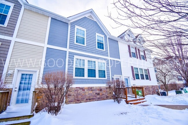 Building Photo - 2 Bedroom 2 Bath Townhome in Urbandale with attached 2 car garage!