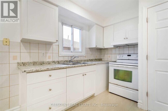 Photo - 4036 Dunmow Crescent