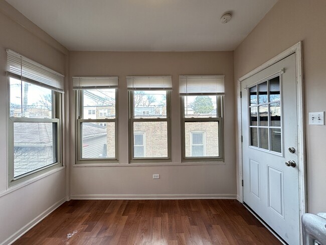 Photo - 5023 N Ridgeway Ave Unidad 2