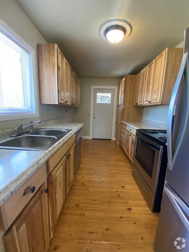 Building Photo - Newly Renovated 3 Bedroom Rental