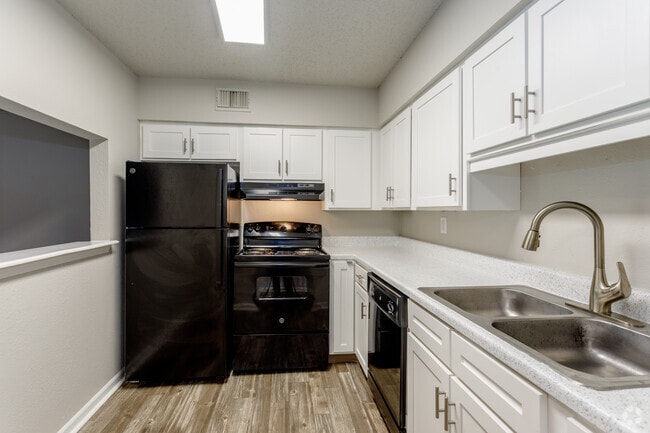 2BR, 2BA - 963 SF