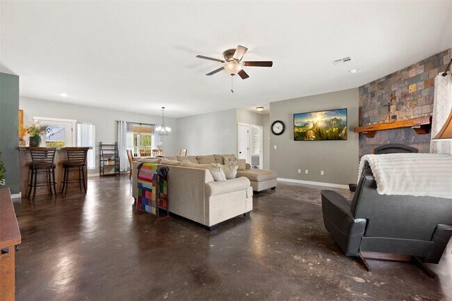 Photo - 421 Sweetbough St