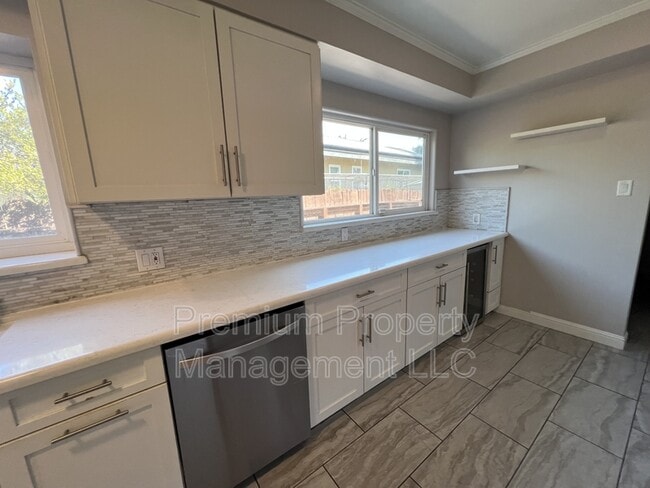 Photo - 2539 Drake St