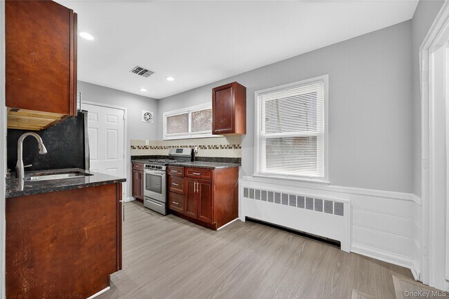 Photo - 552 Old Country Rd