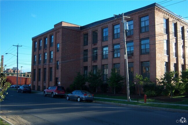 Building Photo - 210 W Division St Rental