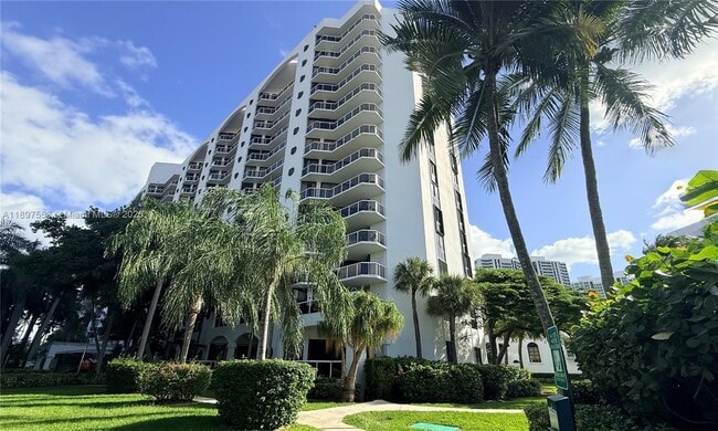 Building Photo - 3610 Yacht Club Dr Unit 414