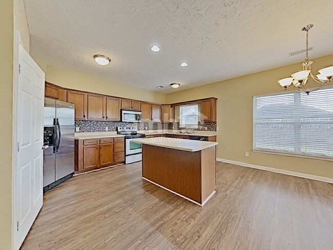 Photo - 533 Callie Ave