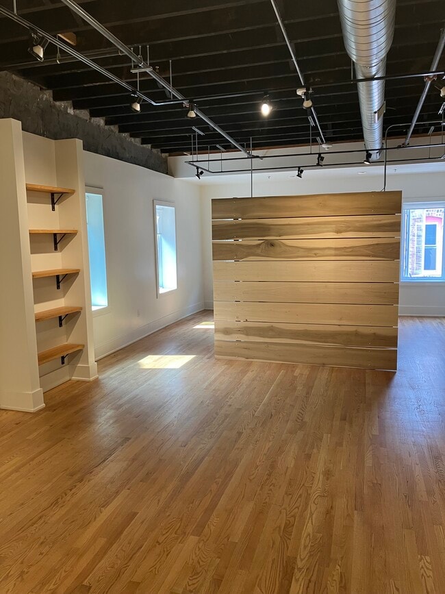 Building Photo - 430 E Locust St Unit 430 East Locust #4
