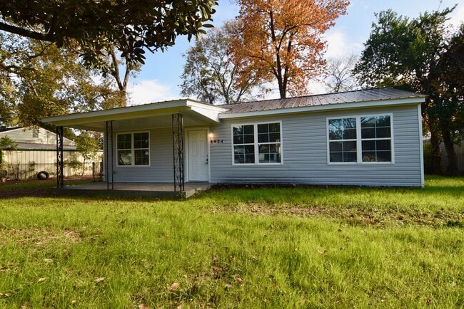 Building Photo - Recently Renovated 3 Bedroom House - Section 8 Welcome