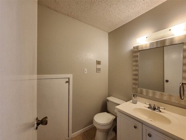 Building Photo - 17742 Kings Park Ln