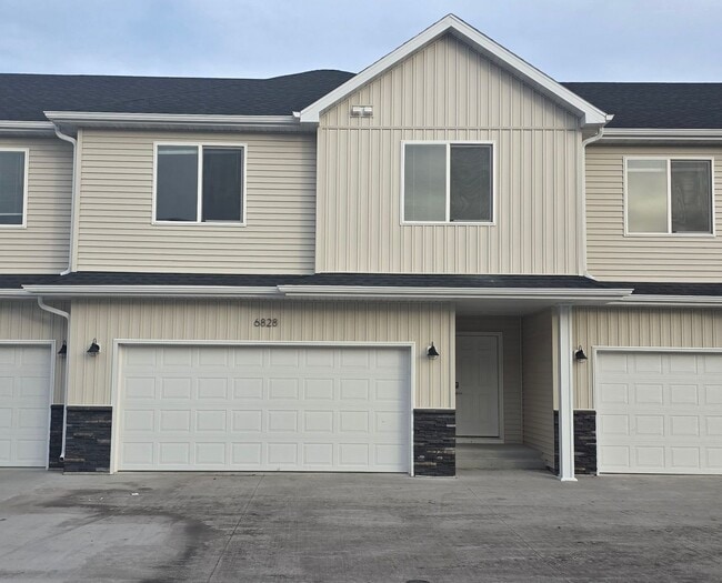 Building Photo - 3 Bed 3 Bath Townhome