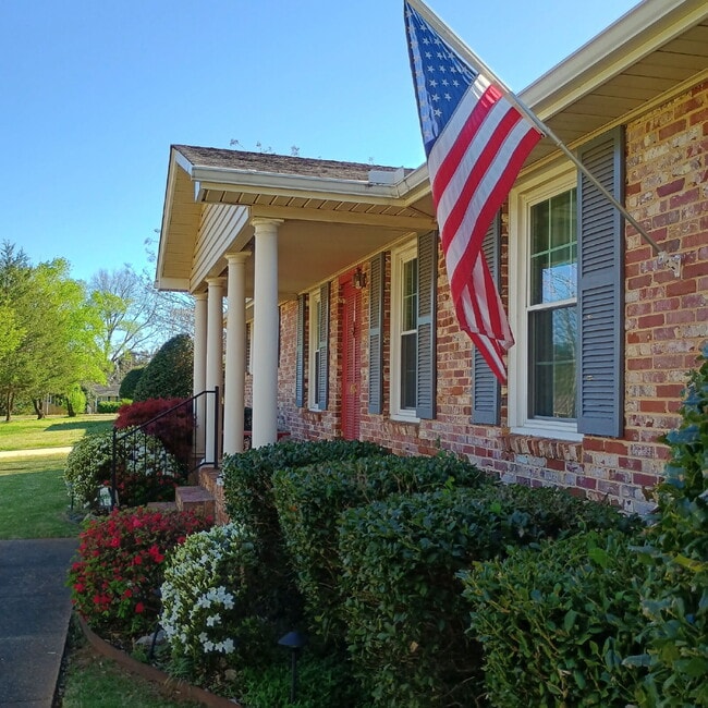 Photo - $300 off one month!!!  Modern Comforts with Granite & Hardwood Finishes!" 3 Bedroom 2 bath home.