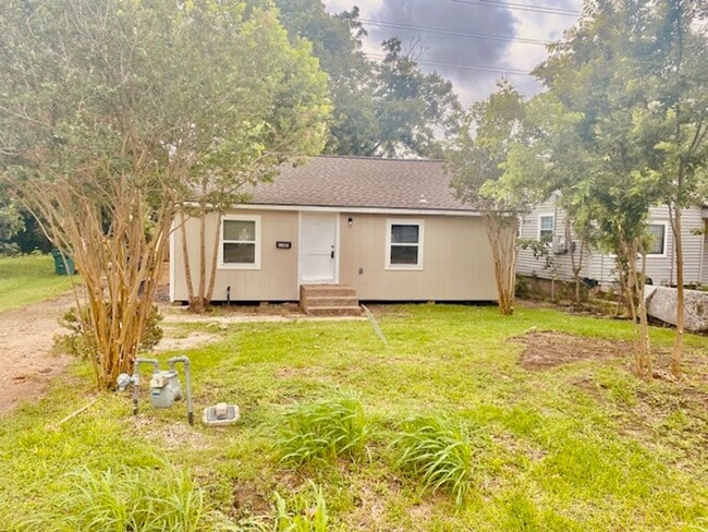 Building Photo - BEAUTIFUL REMODELED 3 BEDROOM 2 BATH IN LA... Rental