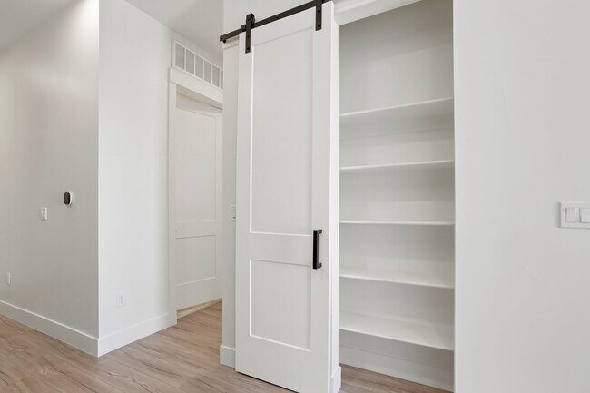 Photo - Luxe Condo Near Regis With Covered Parking Included Unidad 322