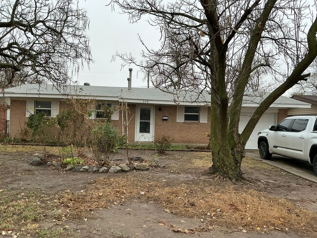 Building Photo - 3 bed 1 bath 1 car, fenced yard, one car garage! Moore Schools