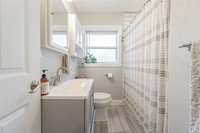 Photo - 701 W Henry Ave