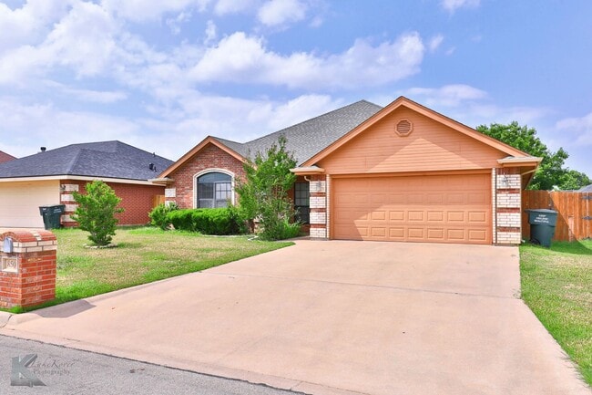 Photo - 4 bed 2 bath; newer carpet!