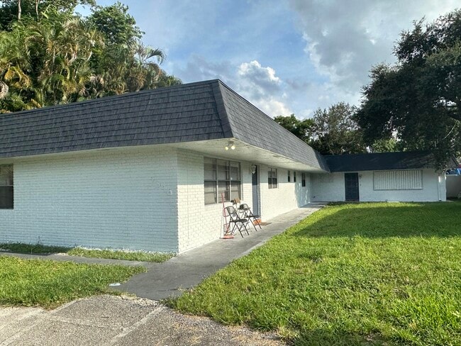 Building Photo - 4546 SW 51st St Rental