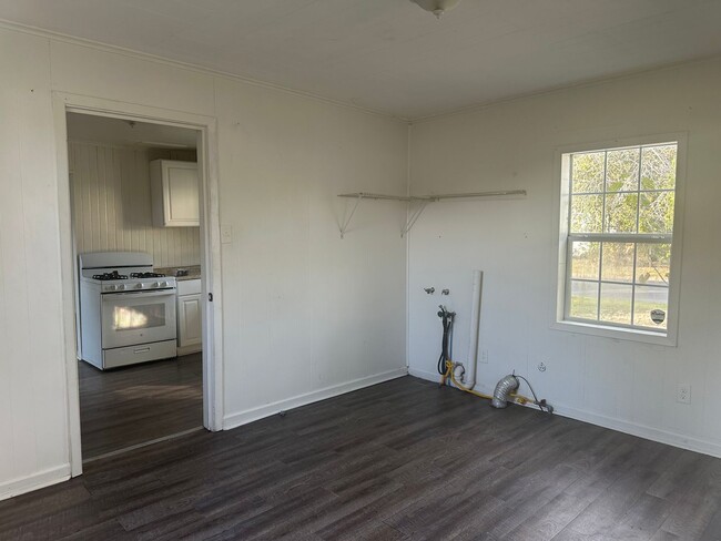 Photo - 2 bedroom, 1 bathroom home available in La...
