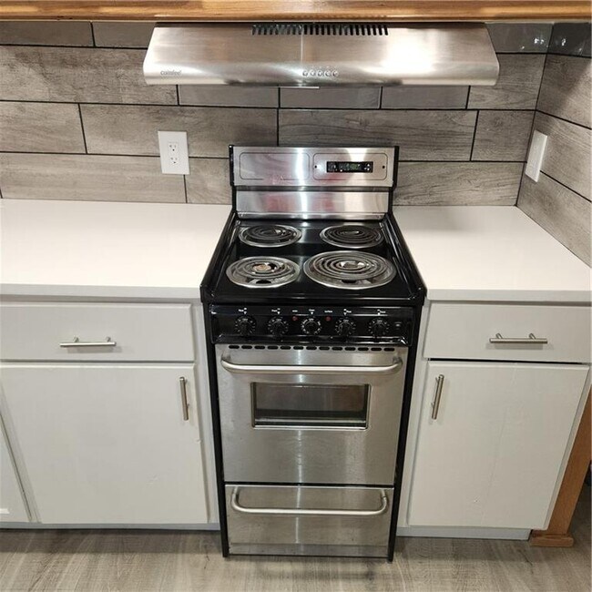 Photo - 215 Harwell Rd NW