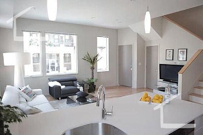 Photo - Nicely renovated 5 bed townhouse with all the extras!