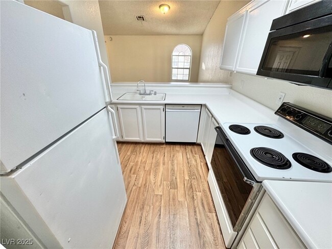 Photo - 1800 S Edmond St Unidad 205