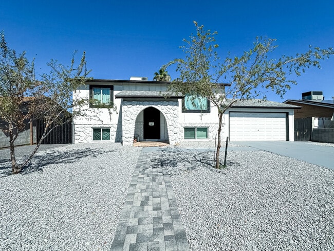 Building Photo - 4450 E Alta Vista Rd