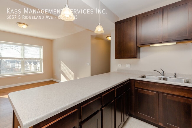 Photo - Jaw Dropping 3bed - Laundry On Site, Hardw... Unidad 6857-203