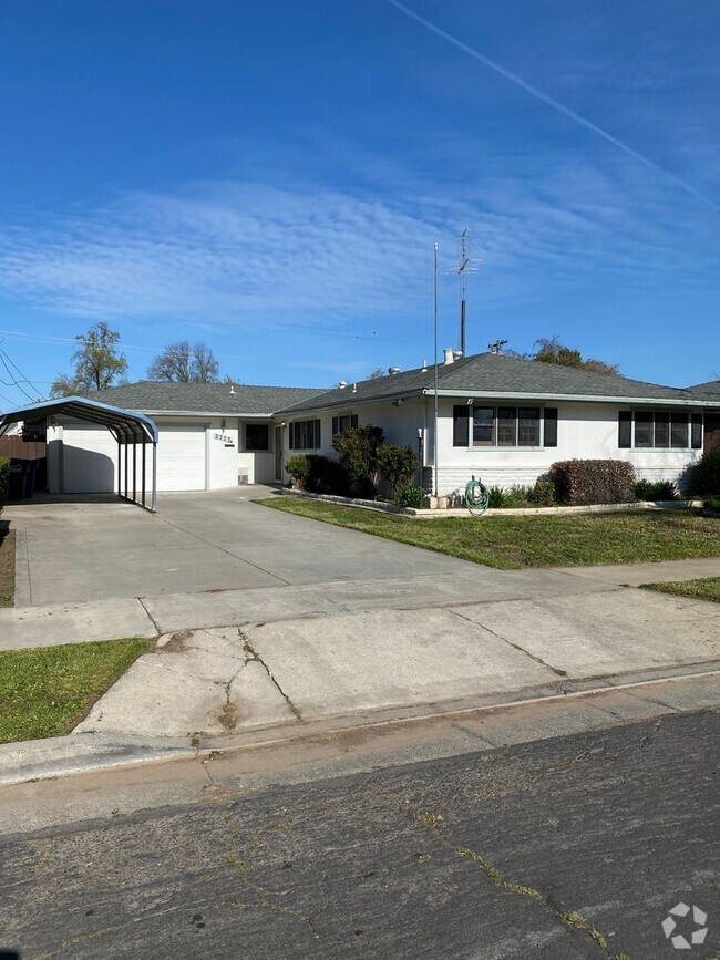 Building Photo - 4 bedroom 2 bath North East Merced! Rental