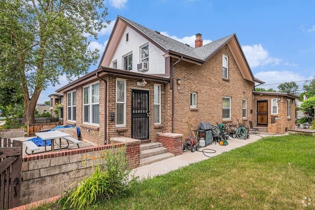 Building Photo - Charming 2-Bedroom Apartment in the Heart ...