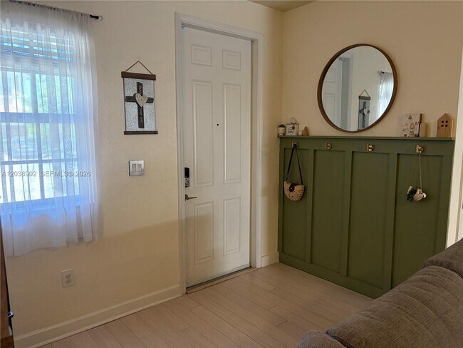 Photo - 370 NE 37th Pl