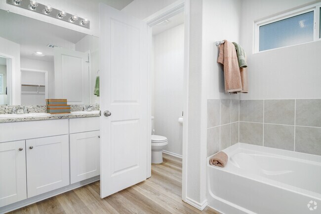 4BR, 2BA - 1703SF - Bathroom 2