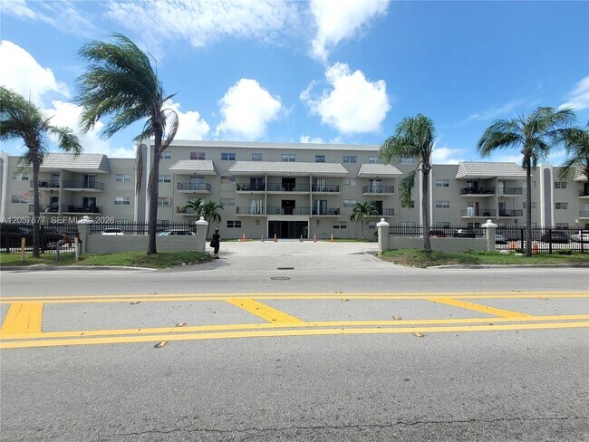 Photo - 5100 SW 41st St Unit 319