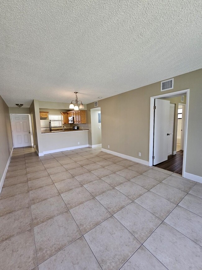 Building Photo - 1447 Lake Crystal Dr Unit F Rental