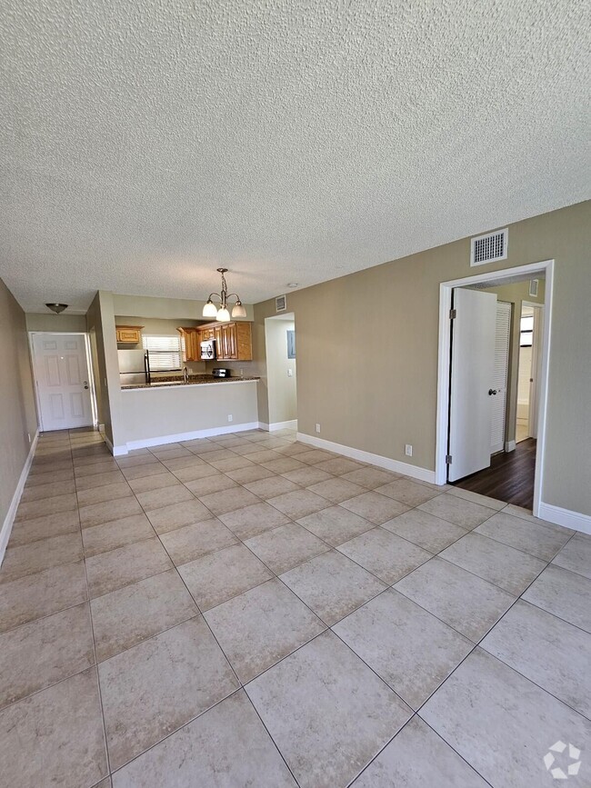 Building Photo - 1447 Lake Crystal Dr Unit F Rental