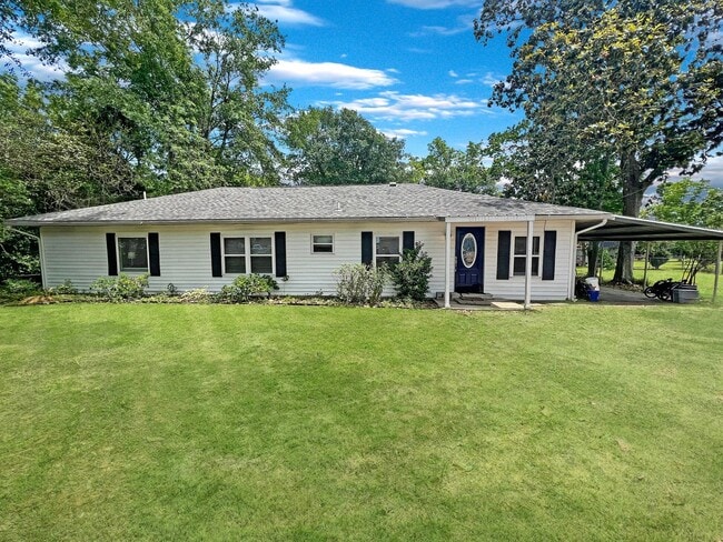 Building Photo - Spacious Three Bedroom Rental