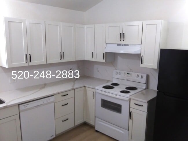 Kitchen - 2512 E Eastland St Unit 2512