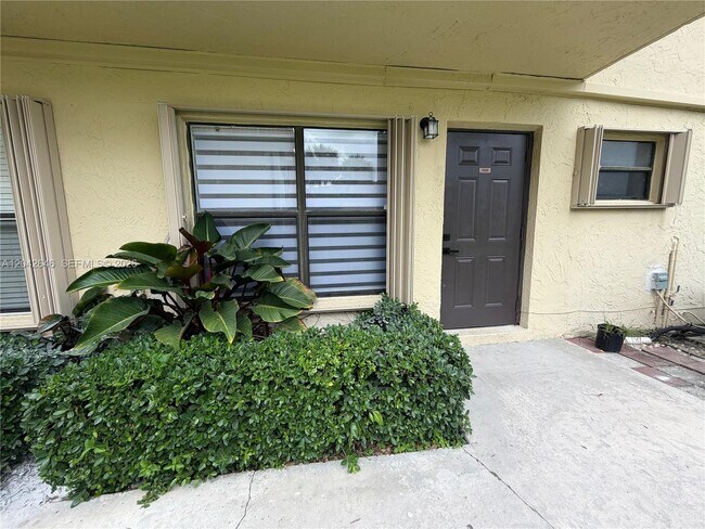 Building Photo - 10008 NW 6th St Unit 103