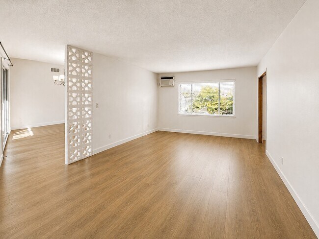 Photo - 445 E Magnolia Blvd