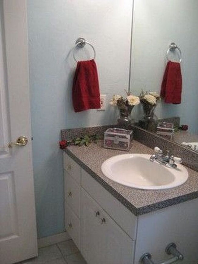 4 Bed / 3 Bath House! Close to UF & Everyt... - 4 Bed / 3 Bath House! Close to UF & Everyt...