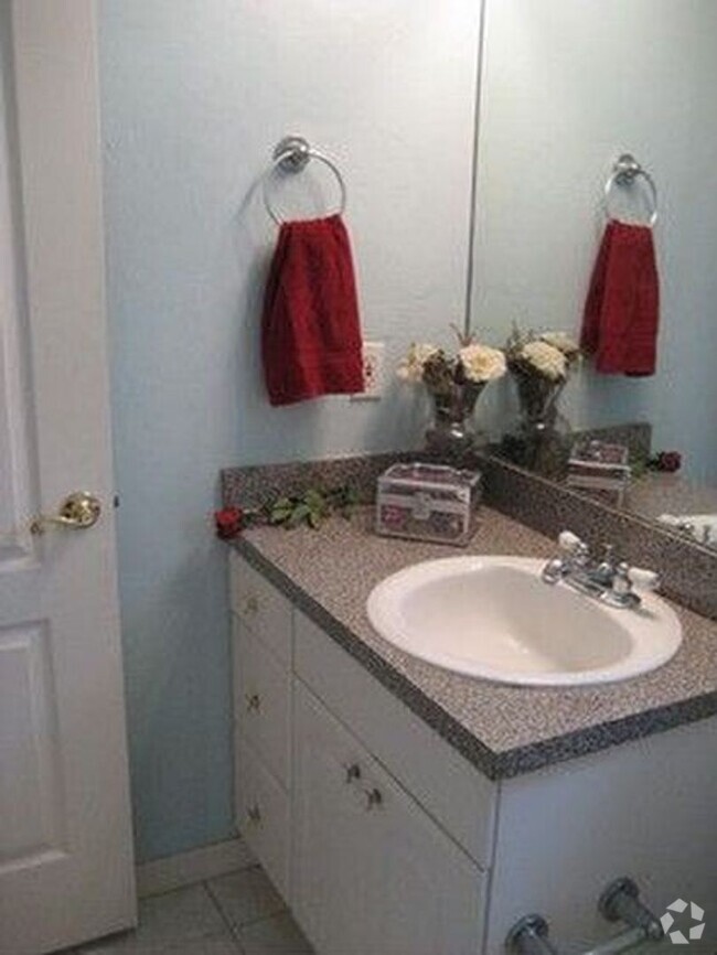 Building Photo - 4 Bed / 3 Bath House! Close to UF & Everyt...