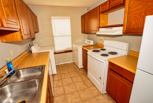 Photo - Oakview Condos Unidad 4133 NE Stallings Dr. #506