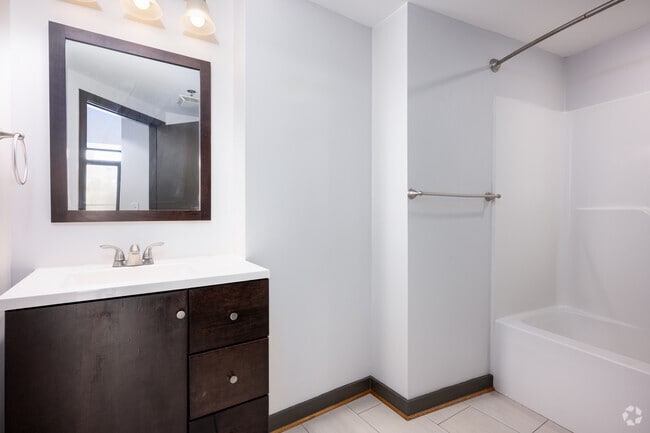 1BR, 1BA - 780SF - Bathroom