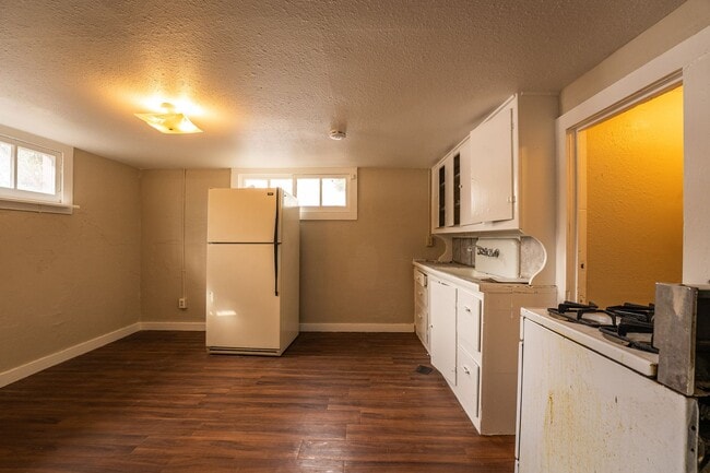 Photo - Flint 1111 (KC-AM)