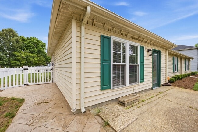 Photo - 2252 Newstead Dr
